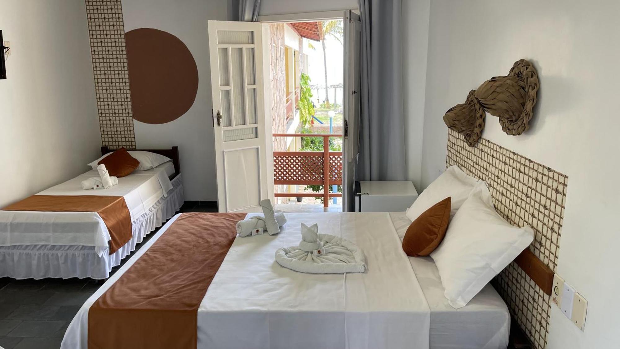 Hotel Brisa Dos Abrolhos Alcobaca Exterior photo